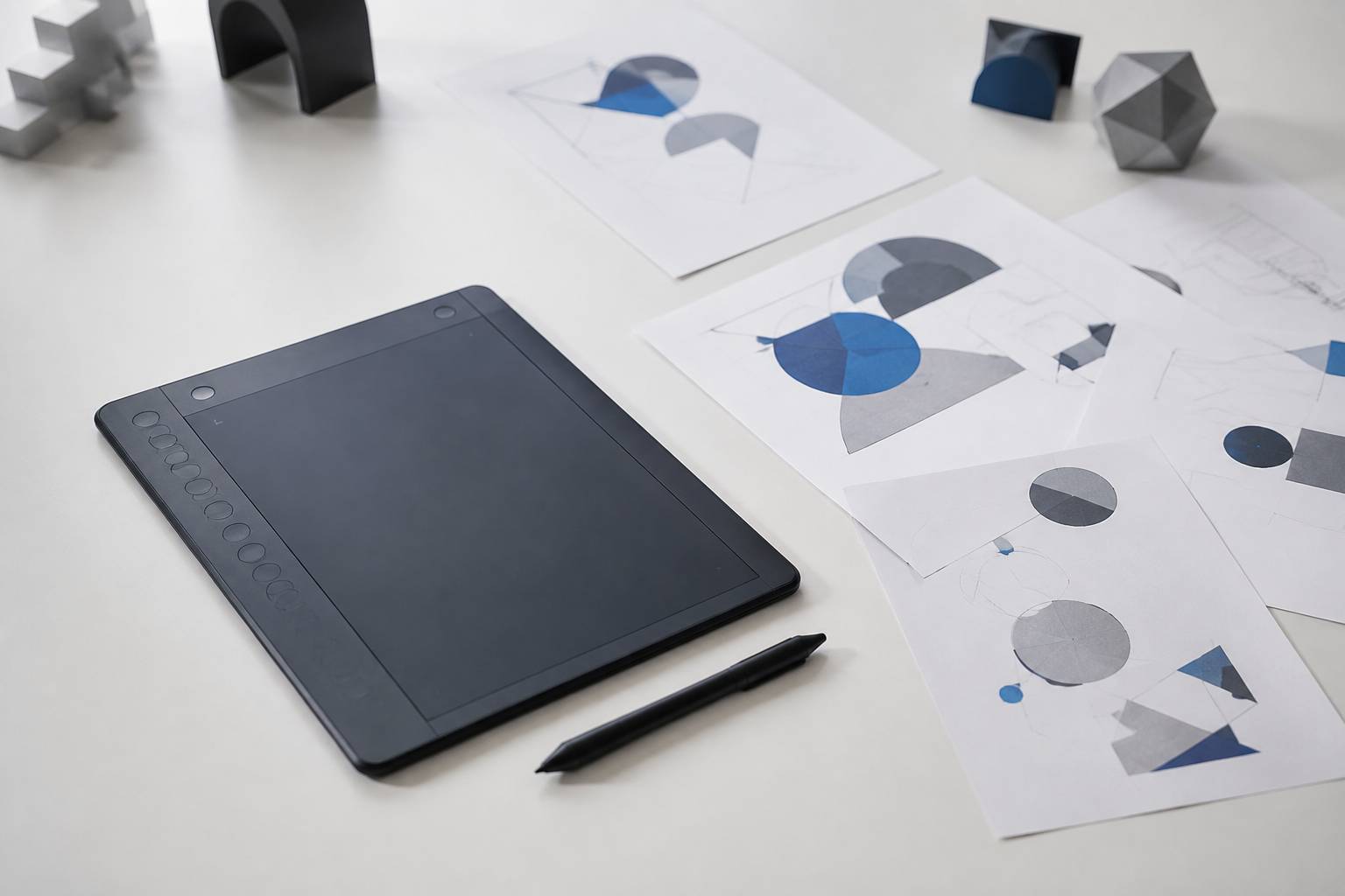 Tablette graphique et stylet avec esquisses de formes vectorielles